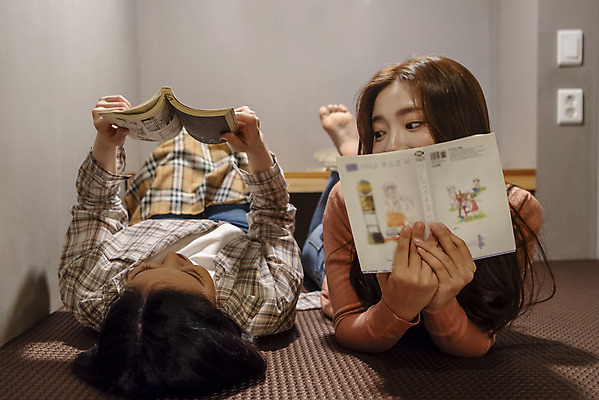 포토 JPG 전신 우먼라이프 여자 엎드리기 데이트 실내 20대 청년 성인 취미 두명 앞모습 친구 눕기 우정 한국인 만화 즐거움 만화책 북카페 만화방 성인여자만 국내포토 라이프스타일 감정 뷰포인트 관계 모션 사람 동양인 내부 책 카페 여자만 성인만 파일형식