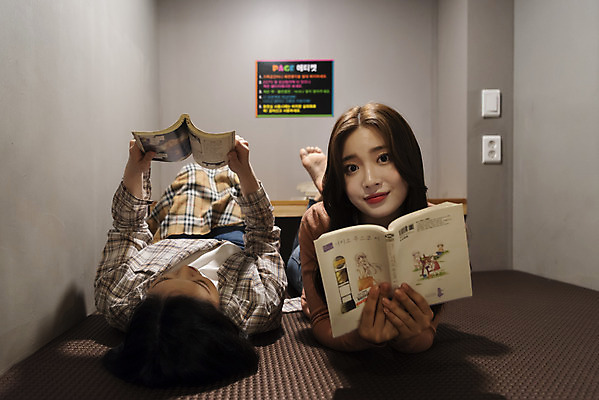 포토 JPG 전신 우먼라이프 여자 엎드리기 데이트 실내 20대 청년 성인 취미 두명 앞모습 친구 눕기 우정 한국인 만화 즐거움 만화책 북카페 만화방 성인여자만 국내포토 라이프스타일 감정 뷰포인트 관계 모션 사람 동양인 내부 책 카페 여자만 성인만 파일형식