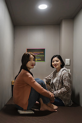 포토 JPG 전신 우먼라이프 여자 데이트 실내 앉기 20대 청년 성인 취미 두명 옆모습 친구 우정 한국인 즐거움 만화책 북카페 만화방 성인여자만 국내포토 라이프스타일 감정 뷰포인트 관계 모션 사람 동양인 내부 책 카페 여자만 성인만 파일형식