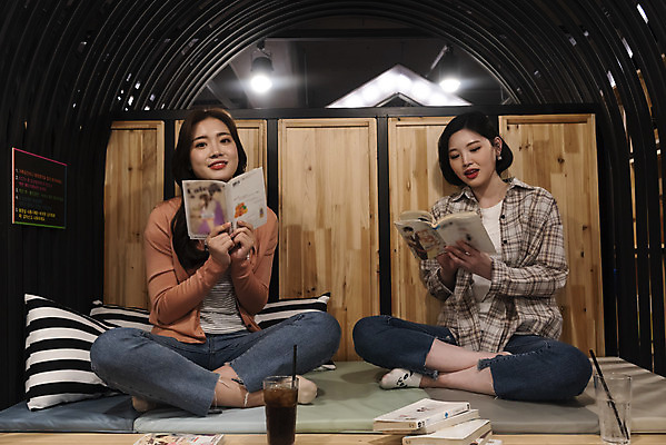 포토 JPG 전신 우먼라이프 여자 데이트 실내 앉기 20대 청년 성인 취미 두명 앞모습 친구 우정 한국인 만화 즐거움 만화책 북카페 만화방 성인여자만 국내포토 라이프스타일 감정 뷰포인트 관계 모션 사람 동양인 내부 책 카페 여자만 성인만 파일형식