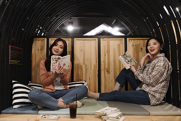 포토 JPG 전신 우먼라이프 여자 데이트 실내 앉기 20대 청년 성인 취미 두명 앞모습 옆모습 친구 우정 한국인 만화 즐거움 만화책 북카페 만화방 성인여자만 국내포토 라이프스타일 감정 뷰포인트 관계 모션 사람 동양인 내부 책 카페 여자만 성인만 파일형식