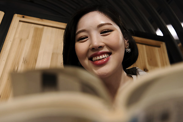 포토 JPG 우먼라이프 여자 실내 한명 미소 앉기 근접촬영 상반신 20대 청년 성인 취미 앞모습 아웃포커스 한국인 만화 즐거움 만화책 북카페 만화방 성인여자한명만 국내포토 1 라이프스타일 감정 뷰포인트 모션 촬영기법 표정 사람 동양인 내부 책 카페 여자한명만 성인여자만 파일형식