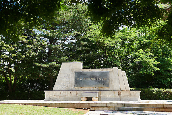 포토 JPG 주간 나무 한국전통 여행 유적지 풍경 사람없음 야외 관광지 맑음 봄 문화재 역사 한국사 강화도 광성보 국내여행 사적지 신미양요순국무명용사비 신미양요 국내포토 자연요소 식물 전통 계절 고건축 날씨 한국 비석 인천 파일형식