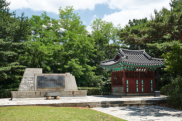 포토 JPG 주간 나무 구름 한국전통 여행 유적지 하늘 풍경 사람없음 야외 관광지 맑음 봄 문화재 역사 한국사 강화도 광성보 국내여행 사적지 신미양요순국무명용사비 쌍충비각 신미양요 국내포토 자연요소 식물 전통 계절 고건축 날씨 한국 비석 인천 비각 파일형식