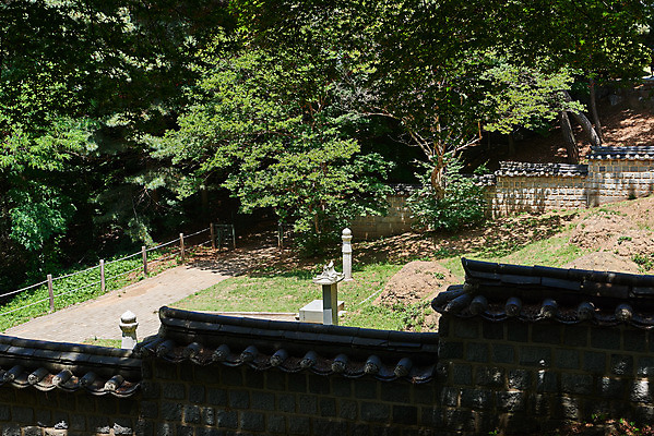 포토 JPG 주간 나무 한국전통 여행 유적지 풍경 사람없음 야외 관광지 맑음 봄 문화재 역사 한국사 강화도 광성보 국내여행 사적지 신미순의총 신미양요 국내포토 자연요소 식물 전통 계절 고건축 날씨 한국 무덤 인천 파일형식