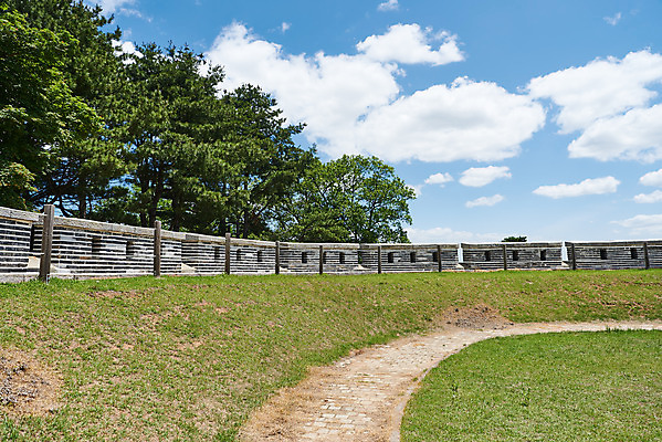 포토 JPG 주간 나무 구름 한국전통 여행 유적지 하늘 풍경 사람없음 야외 관광지 맑음 봄 문화재 역사 한국사 강화도 광성보 국내여행 사적지 손돌목돈대 신미양요 국내포토 자연요소 식물 전통 계절 고건축 날씨 한국 인천 파일형식