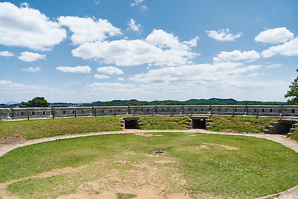 포토 JPG 주간 구름 한국전통 여행 유적지 하늘 풍경 사람없음 야외 관광지 맑음 봄 문화재 역사 한국사 강화도 광성보 국내여행 사적지 손돌목돈대 신미양요 국내포토 자연요소 전통 계절 고건축 날씨 한국 인천 파일형식