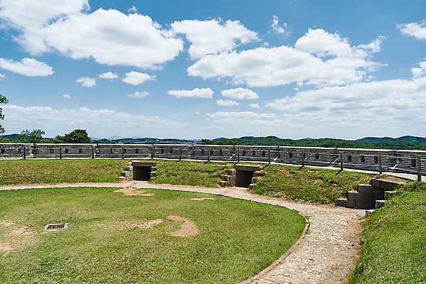 포토 JPG 주간 구름 한국전통 여행 유적지 하늘 풍경 사람없음 야외 관광지 맑음 봄 문화재 역사 한국사 강화도 광성보 국내여행 사적지 손돌목돈대 신미양요 국내포토 자연요소 전통 계절 고건축 날씨 한국 인천 파일형식