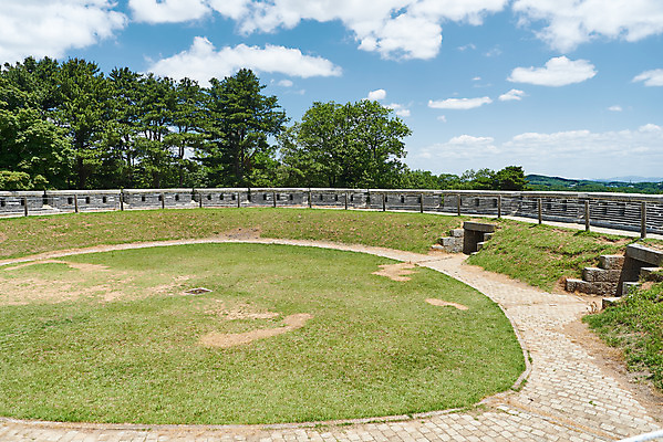 포토 JPG 주간 나무 구름 한국전통 여행 유적지 하늘 풍경 사람없음 야외 관광지 맑음 봄 문화재 역사 한국사 강화도 광성보 국내여행 사적지 손돌목돈대 신미양요 국내포토 자연요소 식물 전통 계절 고건축 날씨 한국 인천 파일형식