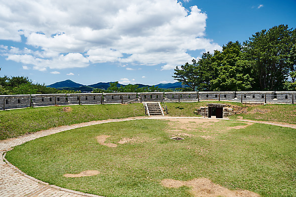 포토 JPG 주간 나무 구름 한국전통 여행 유적지 하늘 풍경 사람없음 야외 관광지 맑음 봄 문화재 역사 한국사 강화도 광성보 국내여행 사적지 손돌목돈대 신미양요 국내포토 자연요소 식물 전통 계절 고건축 날씨 한국 인천 파일형식