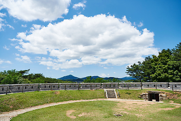 포토 JPG 주간 나무 구름 한국전통 여행 유적지 하늘 풍경 사람없음 야외 관광지 맑음 봄 문화재 역사 한국사 강화도 광성보 국내여행 사적지 손돌목돈대 신미양요 국내포토 자연요소 식물 전통 계절 고건축 날씨 한국 인천 파일형식