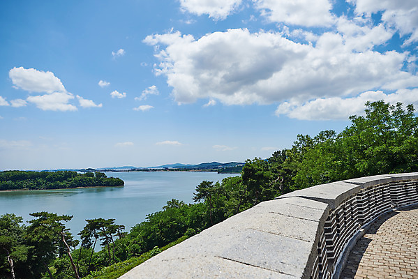 포토 JPG 주간 나무 구름 한국전통 여행 유적지 하늘 풍경 사람없음 야외 관광지 맑음 봄 문화재 역사 한국사 강화도 광성보 국내여행 사적지 손돌목돈대 신미양요 국내포토 자연요소 식물 전통 계절 고건축 날씨 한국 인천 파일형식