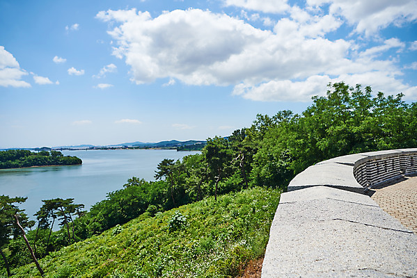 포토 JPG 주간 나무 구름 한국전통 여행 유적지 하늘 풍경 사람없음 야외 관광지 맑음 봄 문화재 역사 한국사 강화도 광성보 국내여행 사적지 손돌목돈대 신미양요 국내포토 자연요소 식물 전통 계절 고건축 날씨 한국 인천 파일형식