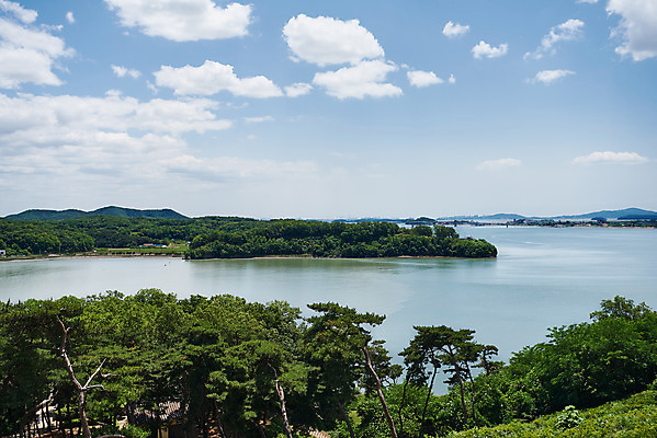 포토 JPG 주간 나무 구름 한국전통 여행 유적지 하늘 풍경 사람없음 야외 관광지 맑음 봄 문화재 역사 한국사 강화도 광성보 국내여행 사적지 손돌목돈대 신미양요 국내포토 자연요소 식물 전통 계절 고건축 날씨 한국 인천 파일형식