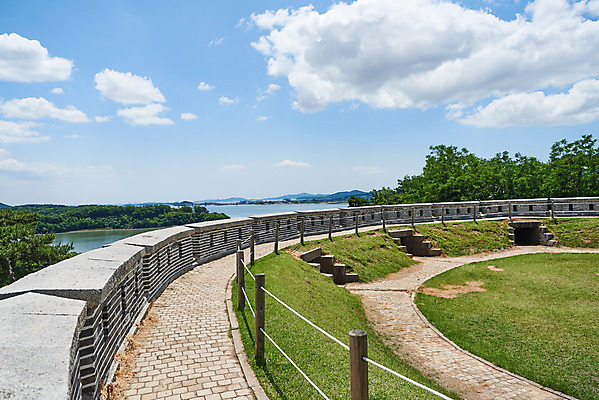포토 JPG 주간 구름 한국전통 여행 유적지 하늘 풍경 사람없음 야외 관광지 맑음 봄 문화재 역사 한국사 강화도 광성보 국내여행 사적지 손돌목돈대 신미양요 국내포토 자연요소 전통 계절 고건축 날씨 한국 인천 파일형식