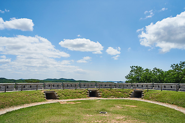 포토 JPG 주간 구름 한국전통 여행 유적지 하늘 풍경 사람없음 야외 관광지 맑음 봄 문화재 역사 한국사 강화도 광성보 국내여행 사적지 신미양요 국내포토 자연요소 전통 계절 고건축 날씨 한국 인천 파일형식