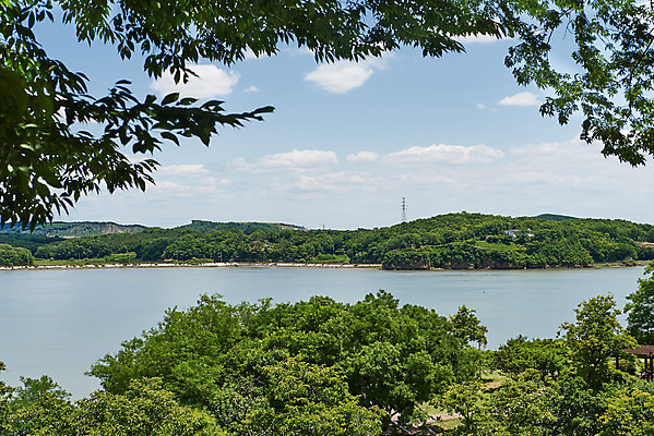 포토 JPG 주간 나무 구름 한국전통 여행 유적지 하늘 풍경 사람없음 야외 관광지 맑음 봄 문화재 역사 한국사 강화도 광성보 국내여행 사적지 신미양요 국내포토 자연요소 식물 전통 계절 고건축 날씨 한국 인천 파일형식