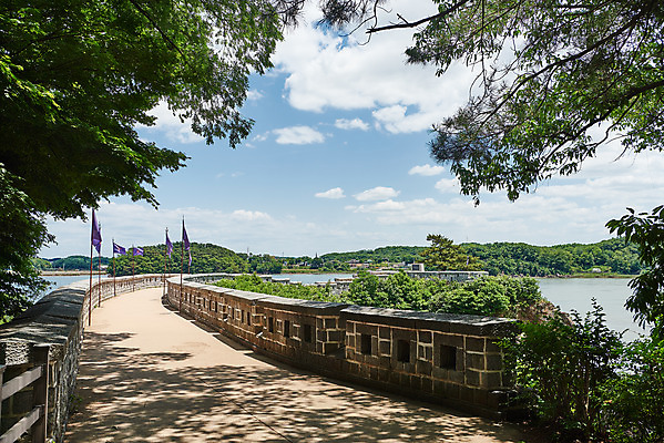 포토 JPG 주간 나무 구름 한국전통 여행 유적지 하늘 풍경 사람없음 야외 관광지 맑음 봄 문화재 역사 한국사 강화도 광성보 국내여행 사적지 신미양요 용두돈대 국내포토 자연요소 식물 전통 계절 고건축 날씨 한국 인천 파일형식