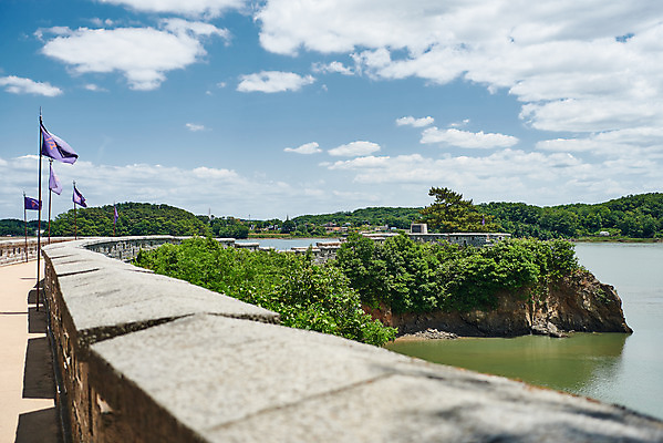 포토 JPG 주간 구름 한국전통 여행 유적지 하늘 풍경 사람없음 야외 관광지 맑음 봄 문화재 깃발 역사 한국사 강화도 광성보 국내여행 사적지 신미양요 용두돈대 국내포토 자연요소 전통 계절 고건축 날씨 한국 인천 파일형식