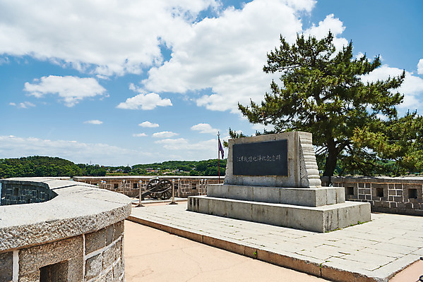 포토 JPG 주간 나무 구름 한국전통 여행 유적지 하늘 풍경 사람없음 야외 관광지 맑음 봄 문화재 역사 한국사 강화도 광성보 국내여행 사적지 신미양요 용두돈대 강화전적지정화기념비 국내포토 자연요소 식물 전통 계절 고건축 날씨 한국 기념비 인천 파일형식