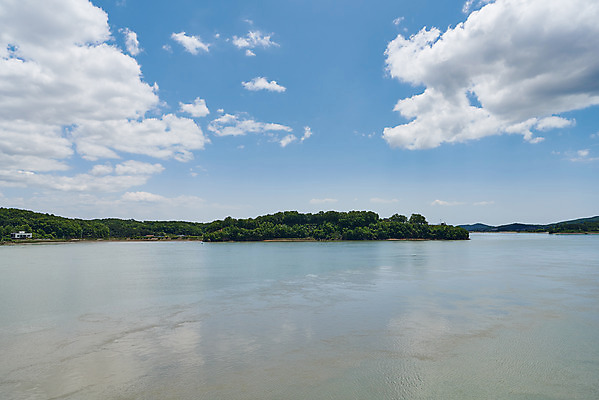 포토 JPG 주간 구름 한국전통 여행 유적지 하늘 풍경 사람없음 야외 관광지 맑음 봄 문화재 역사 한국사 강화도 광성보 국내여행 사적지 신미양요 용두돈대 국내포토 자연요소 전통 계절 고건축 날씨 한국 인천 파일형식
