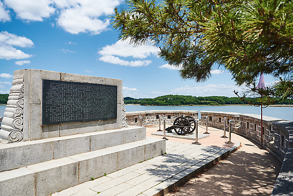 포토 JPG 주간 나무 구름 한국전통 여행 유적지 하늘 풍경 사람없음 야외 관광지 맑음 봄 문화재 역사 한국사 강화도 광성보 국내여행 사적지 신미양요 용두돈대 강화전적지정화기념비 국내포토 자연요소 식물 전통 계절 고건축 날씨 한국 기념비 인천 파일형식