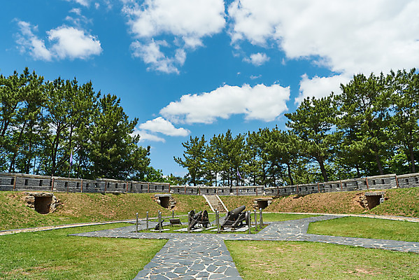 포토 JPG 주간 구름 한국전통 여행 유적지 하늘 풍경 사람없음 야외 관광지 맑음 봄 문화재 역사 한국사 강화도 광성보 국내여행 사적지 신미양요 광성돈대 국내포토 자연요소 전통 계절 고건축 날씨 한국 인천 파일형식