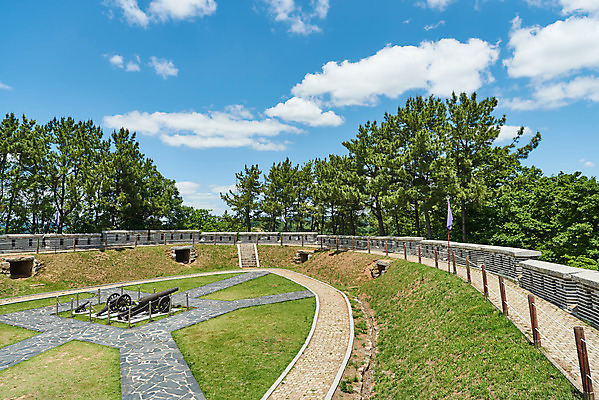 포토 JPG 주간 구름 한국전통 여행 유적지 하늘 풍경 사람없음 야외 관광지 맑음 봄 문화재 역사 한국사 강화도 광성보 국내여행 사적지 신미양요 광성돈대 국내포토 자연요소 전통 계절 고건축 날씨 한국 인천 파일형식
