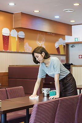 포토 JPG 여학생 여자 대학생 탁자 대학생라이프 실내 한명 서기 사람 상반신 20대 성인 옆모습 아웃포커스 한국인 술집 열정 정리 닦기 아르바이트 맥주집 치킨집 행주 호프집 힘듦 성인여자한명만 최저임금 비정규직 국내포토 1 학생 라이프스타일 감정 뷰포인트 가구 컨셉 비즈니스 모션 촬영기법 동양인 청년 내부 경제 상점 청소도구 여자한명만 성인여자만 파일형식