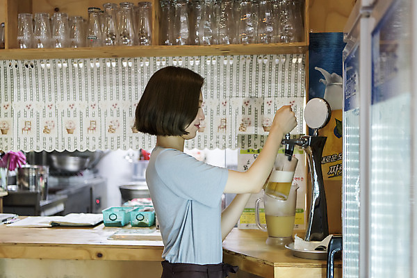 포토 JPG 여학생 여자 대학생 대학생라이프 맥주 생맥주 실내 한명 서기 사람 상반신 20대 성인 옆모습 아웃포커스 한국인 술집 열정 맥주잔 아르바이트 맥주집 치킨집 호프집 성인여자한명만 최저임금 비정규직 국내포토 1 학생 라이프스타일 감정 뷰포인트 술잔 비즈니스 모션 주류 촬영기법 동양인 청년 내부 경제 상점 여자한명만 성인여자만 파일형식