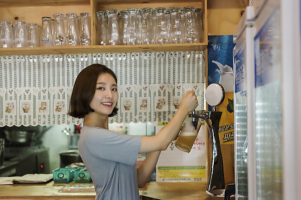 포토 JPG 여학생 여자 대학생 대학생라이프 맥주 생맥주 실내 한명 서기 사람 상반신 20대 성인 옆모습 아웃포커스 갈색 한국인 술집 열정 맥주잔 아르바이트 맥주집 치킨집 호프집 성인여자한명만 최저임금 비정규직 국내포토 1 학생 라이프스타일 감정 뷰포인트 컬러 술잔 비즈니스 모션 주류 촬영기법 동양인 청년 내부 경제 상점 여자한명만 성인여자만 파일형식