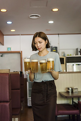포토 JPG 여학생 여자 대학생 대학생라이프 맥주 실내 한명 서기 사람 상반신 20대 성인 앞모습 아웃포커스 갈색 한국인 술집 열정 서빙 맥주잔 조심 아르바이트 맥주집 치킨집 호프집 성인여자한명만 최저임금 비정규직 국내포토 1 학생 라이프스타일 감정 뷰포인트 컬러 술잔 비즈니스 모션 주류 촬영기법 동양인 청년 내부 경제 상점 여자한명만 성인여자만 파일형식