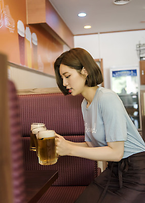 포토 JPG 여학생 여자 대학생 대학생라이프 맥주 실내 한명 사람 상반신 20대 성인 옆모습 아웃포커스 갈색 한국인 술집 열정 서빙 맥주잔 조심 아르바이트 맥주집 치킨집 호프집 성인여자한명만 최저임금 비정규직 국내포토 1 학생 라이프스타일 감정 뷰포인트 컬러 술잔 비즈니스 주류 촬영기법 동양인 청년 내부 경제 상점 여자한명만 성인여자만 파일형식