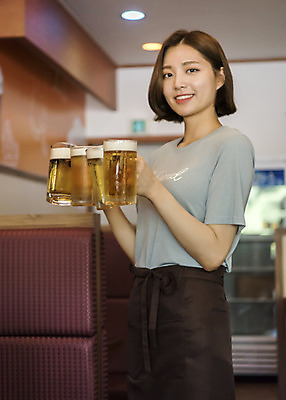 포토 JPG 여학생 여자 대학생 대학생라이프 맥주 실내 한명 서기 사람 상반신 20대 성인 옆모습 아웃포커스 갈색 한국인 술집 열정 서빙 맥주잔 아르바이트 맥주집 치킨집 호프집 성인여자한명만 최저임금 비정규직 국내포토 1 학생 라이프스타일 감정 뷰포인트 컬러 술잔 비즈니스 모션 주류 촬영기법 동양인 청년 내부 경제 상점 여자한명만 성인여자만 파일형식