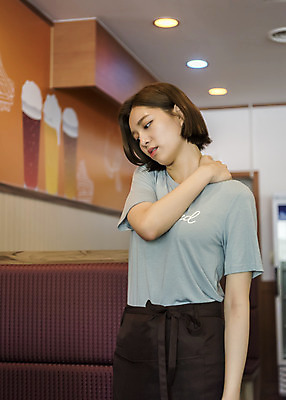 포토 JPG 여학생 여자 대학생 대학생라이프 실내 피곤 한명 서기 사람 상반신 20대 성인 앞모습 아웃포커스 갈색 한국인 술집 열정 아르바이트 맥주집 치킨집 호프집 힘듦 성인여자한명만 최저임금 비정규직 국내포토 1 학생 라이프스타일 감정 뷰포인트 컬러 컨셉 비즈니스 모션 촬영기법 동양인 청년 내부 경제 상점 여자한명만 성인여자만 파일형식