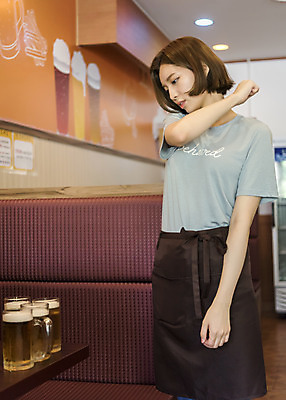 포토 JPG 여학생 여자 대학생 대학생라이프 실내 피곤 한명 서기 사람 상반신 20대 성인 앞모습 아웃포커스 갈색 한국인 술집 열정 서빙 아르바이트 맥주집 치킨집 호프집 힘듦 성인여자한명만 최저임금 비정규직 국내포토 1 학생 라이프스타일 감정 뷰포인트 컬러 컨셉 비즈니스 모션 촬영기법 동양인 청년 내부 경제 상점 여자한명만 성인여자만 파일형식