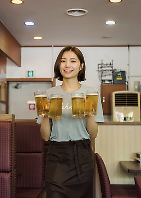 포토 JPG 여학생 여자 대학생 대학생라이프 실내 한명 서기 사람 상반신 20대 성인 앞모습 아웃포커스 갈색 한국인 술집 열정 서빙 맥주잔 아르바이트 맥주집 치킨집 호프집 성인여자한명만 최저임금 비정규직 국내포토 1 학생 라이프스타일 감정 뷰포인트 컬러 술잔 비즈니스 모션 촬영기법 동양인 청년 내부 경제 상점 여자한명만 성인여자만 파일형식