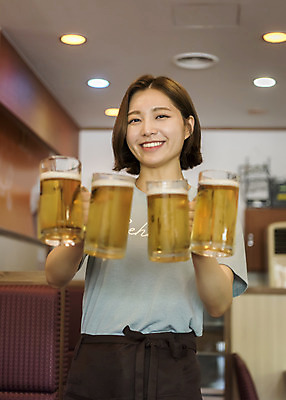 포토 JPG 여학생 여자 대학생 대학생라이프 맥주 실내 한명 서기 사람 상반신 20대 성인 앞모습 아웃포커스 갈색 한국인 술집 열정 서빙 맥주잔 아르바이트 맥주집 치킨집 호프집 성인여자한명만 최저임금 비정규직 국내포토 1 학생 라이프스타일 감정 뷰포인트 컬러 술잔 비즈니스 모션 주류 촬영기법 동양인 청년 내부 경제 상점 여자한명만 성인여자만 파일형식