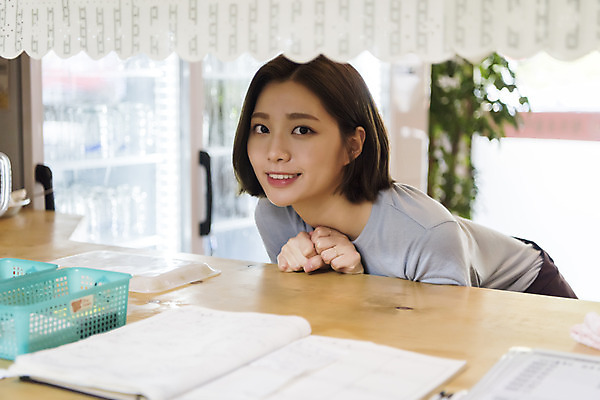 포토 JPG 여학생 여자 대학생 대학생라이프 실내 한명 사람 상반신 20대 성인 옆모습 아웃포커스 한국인 술집 열정 아르바이트 맥주집 치킨집 호프집 성인여자한명만 최저임금 비정규직 국내포토 1 학생 라이프스타일 감정 뷰포인트 비즈니스 촬영기법 동양인 청년 내부 경제 상점 여자한명만 성인여자만 파일형식