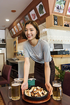 포토 JPG 여학생 여자 대학생 대학생라이프 맥주 실내 한명 서기 사람 상반신 20대 성인 앞모습 아웃포커스 갈색 치킨 한국인 술집 열정 서빙 맥주잔 아르바이트 맥주집 치킨집 호프집 성인여자한명만 최저임금 비정규직 국내포토 1 학생 라이프스타일 감정 뷰포인트 컬러 술잔 비즈니스 모션 주류 촬영기법 동양인 청년 내부 경제 상점 닭고기요리 여자한명만 성인여자만 파일형식