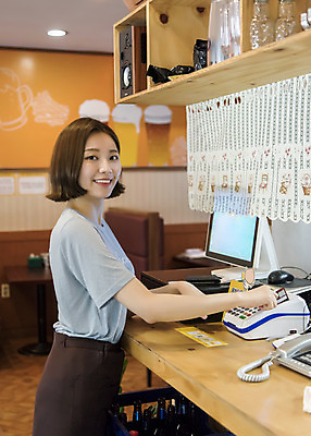 포토 JPG 여학생 여자 대학생 대학생라이프 실내 한명 서기 사람 상반신 20대 성인 옆모습 아웃포커스 갈색 한국인 자신감 술집 계산 즐거움 열정 결재 아르바이트 맥주집 치킨집 호프집 성인여자한명만 최저임금 비정규직 국내포토 1 학생 라이프스타일 감정 뷰포인트 컬러 비즈니스 모션 촬영기법 동양인 청년 내부 경제 상점 여자한명만 성인여자만 파일형식