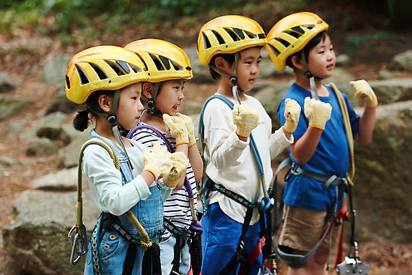 포토 JPG 주간 응시 여자 남자 초등학생 어린이 레저 서기 소녀 소년 여러명 상반신 야외 옆모습 친구 파이팅 한국인 도전 체험 자신감 숲 헬멧 안전장비 즐거움 어드벤처 용인 어린이만 국내포토 자연요소 학생 시선 감정 뷰포인트 다수 컨셉 관계 모션 안전 사람 동양인 장비 보호장비 경기도 파일형식