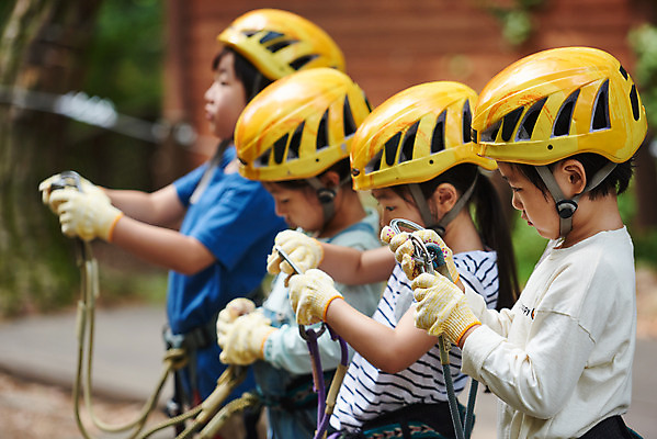 포토 JPG 주간 여자 남자 초등학생 어린이 레저 서기 소녀 소년 여러명 상반신 야외 옆모습 친구 한국인 도전 체험 자신감 숲 헬멧 안전장비 즐거움 어드벤처 용인 착용 어린이만 국내포토 자연요소 학생 감정 뷰포인트 다수 컨셉 관계 모션 안전 사람 동양인 장비 보호장비 경기도 파일형식