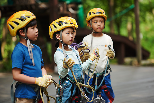 포토 JPG 주간 여자 남자 초등학생 어린이 레저 설명 서기 소녀 소년 여러명 상반신 야외 옆모습 친구 한국인 도전 체험 자신감 숲 헬멧 안전장비 집중 즐거움 어드벤처 용인 착용 어린이만 국내포토 자연요소 학생 감정 뷰포인트 다수 컨셉 관계 모션 안전 사람 동양인 장비 보호장비 경기도 파일형식