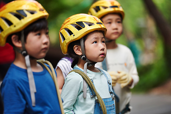 포토 JPG 주간 응시 여자 남자 초등학생 어린이 레저 소녀 소년 여러명 상반신 야외 옆모습 아웃포커스 친구 한국인 도전 체험 자신감 숲 헬멧 안전장비 집중 즐거움 어드벤처 용인 어린이만 국내포토 자연요소 학생 시선 감정 뷰포인트 다수 컨셉 관계 촬영기법 안전 사람 동양인 장비 보호장비 경기도 파일형식