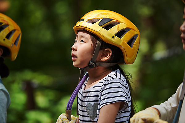 포토 JPG 주간 여자 남자 초등학생 어린이 레저 소녀 소년 상반신 야외 옆모습 아웃포커스 세명 한국인 도전 체험 자신감 숲 헬멧 안전장비 집중 즐거움 어드벤처 용인 어린이만 국내포토 자연요소 학생 감정 뷰포인트 컨셉 촬영기법 안전 사람 동양인 장비 보호장비 경기도 파일형식