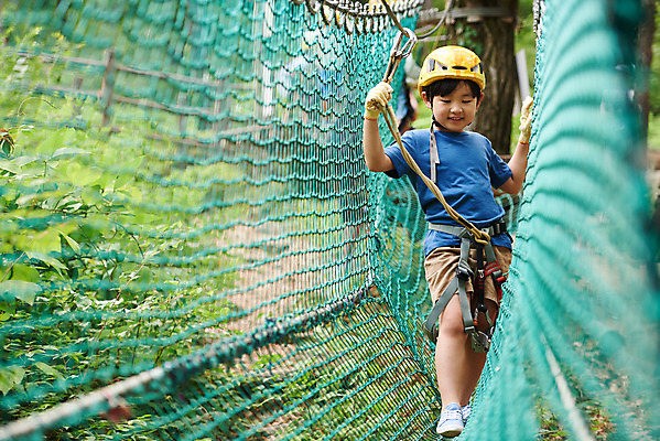 포토 JPG 주간 전신 남자 어린이라이프 초등학생 어린이 레저 한명 미소 소년 야외 앞모습 한국인 도전 체험 자신감 숲 헬멧 안전장비 즐거움 건너기 어드벤처 용인 소년한명만 국내포토 자연요소 1 학생 라이프스타일 감정 뷰포인트 컨셉 모션 표정 안전 사람 동양인 장비 보호장비 경기도 남자한명만 소년만 파일형식