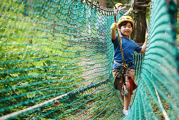 포토 JPG 주간 전신 남자 어린이라이프 초등학생 어린이 레저 한명 미소 소년 야외 앞모습 한국인 도전 체험 자신감 숲 헬멧 안전장비 즐거움 건너기 어드벤처 용인 소년한명만 국내포토 자연요소 1 학생 라이프스타일 감정 뷰포인트 컨셉 모션 표정 안전 사람 동양인 장비 보호장비 경기도 남자한명만 소년만 파일형식