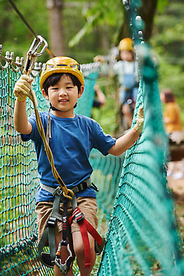 포토 JPG 주간 여자 남자 초등학생 어린이 레저 소년 여러명 상반신 야외 앞모습 아웃포커스 한국인 도전 체험 자신감 숲 헬멧 안전장비 즐거움 어드벤처 용인 어린이만 국내포토 자연요소 학생 감정 뷰포인트 다수 컨셉 촬영기법 안전 사람 동양인 장비 보호장비 경기도 파일형식