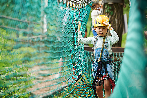 포토 JPG 주간 여자 어린이라이프 초등학생 어린이 레저 한명 상반신 야외 앞모습 한국인 도전 체험 자신감 숲 헬멧 안전장비 즐거움 건너기 어드벤처 용인 소녀한명만 국내포토 자연요소 1 학생 라이프스타일 감정 뷰포인트 컨셉 모션 안전 사람 동양인 장비 보호장비 경기도 여자한명만 소녀만 파일형식